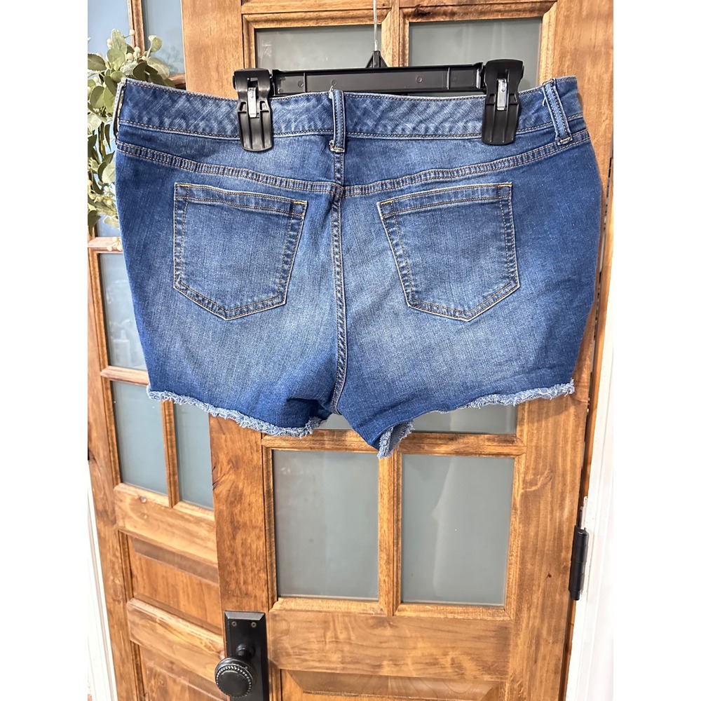 Torrid Denim Shorts Womens 16 Blue Distressed Ripped Frayed Hem Mid Rise - Picture 2 of 7